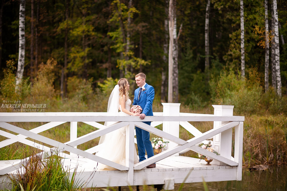 Дом у озера - свадебная фотосессия