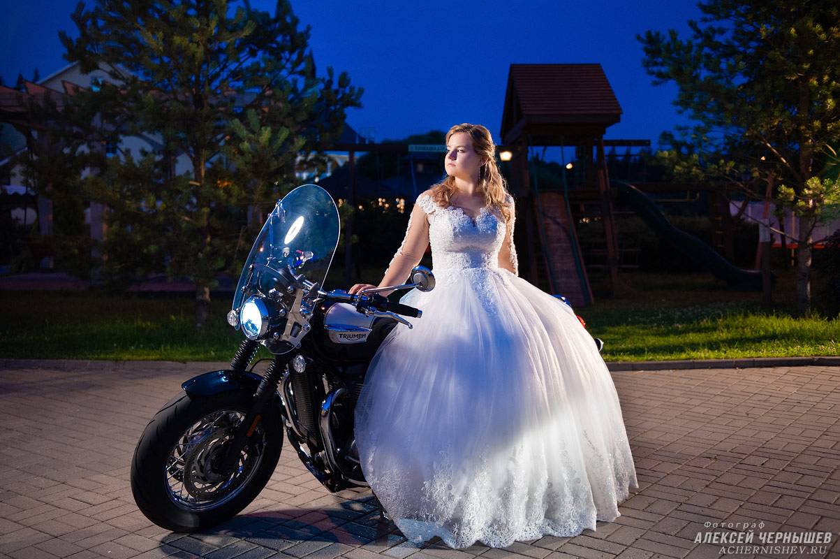 невеста на мотоцикле ночью