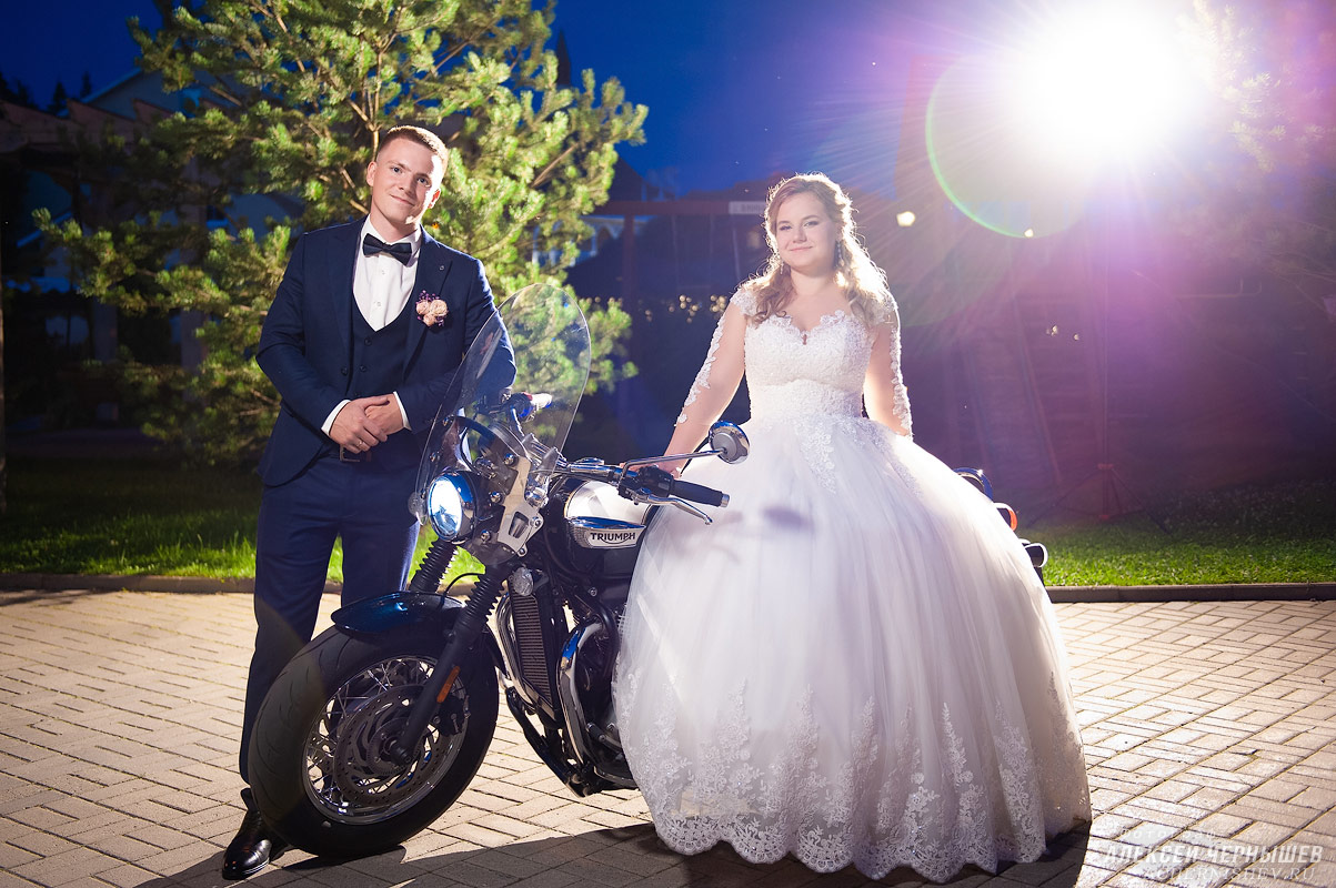 ночная свадебная фотосессия с мотоциклом