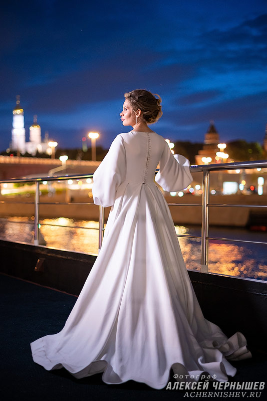 Фото невесты ночью на кораблике в центре Москвы