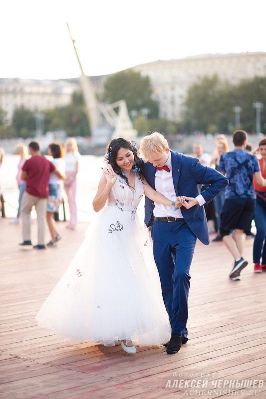 Жених и невеста на танцевальной площадке в Нескучном саду