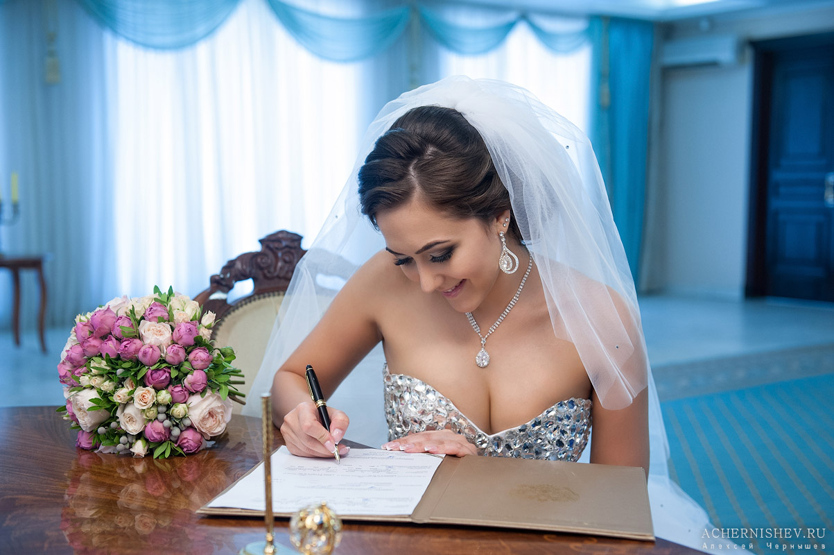 невеста расписывается в Бабушкинском ЗАГСе