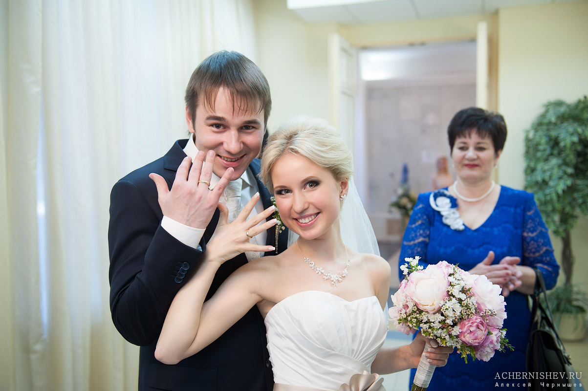 обручальные кольца на руках жениха и невесты