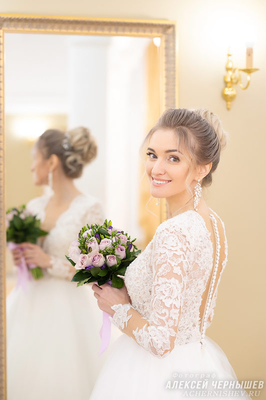 Свадебная фотосессия в Таганском ЗАГСе - фото портрет невесты с букетом