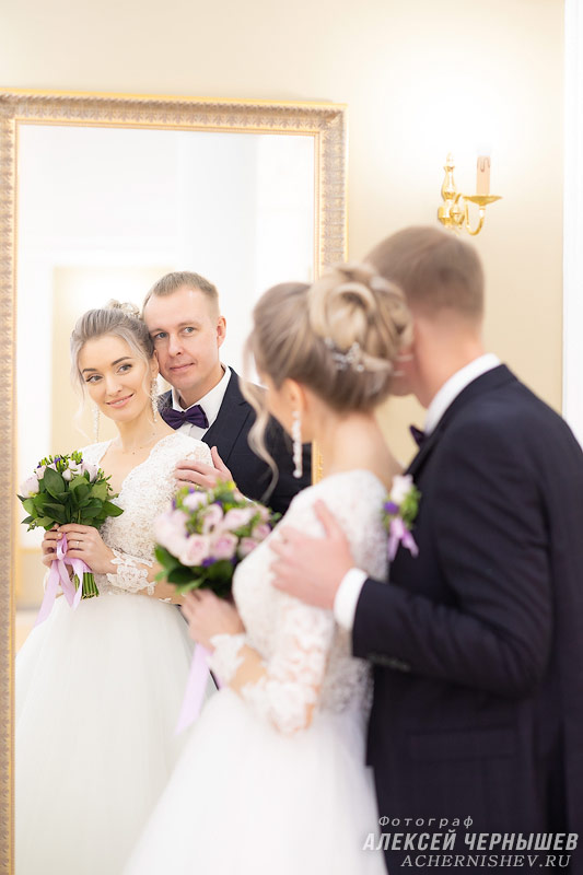 Свадебная фотосессия в Таганском ЗАГСе - фото молодожены в зеркальном отражении