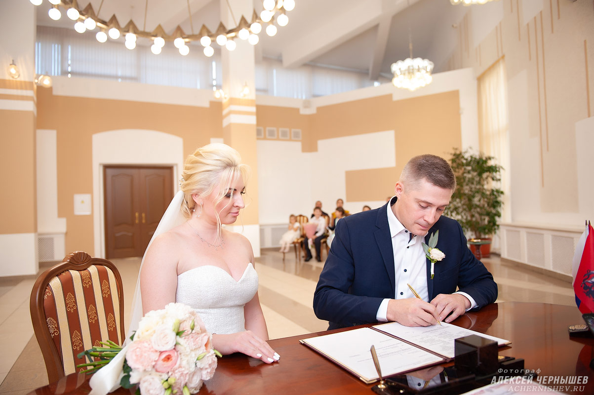 Вернадский ЗАГС — фото жених и невеста за столом регистрации