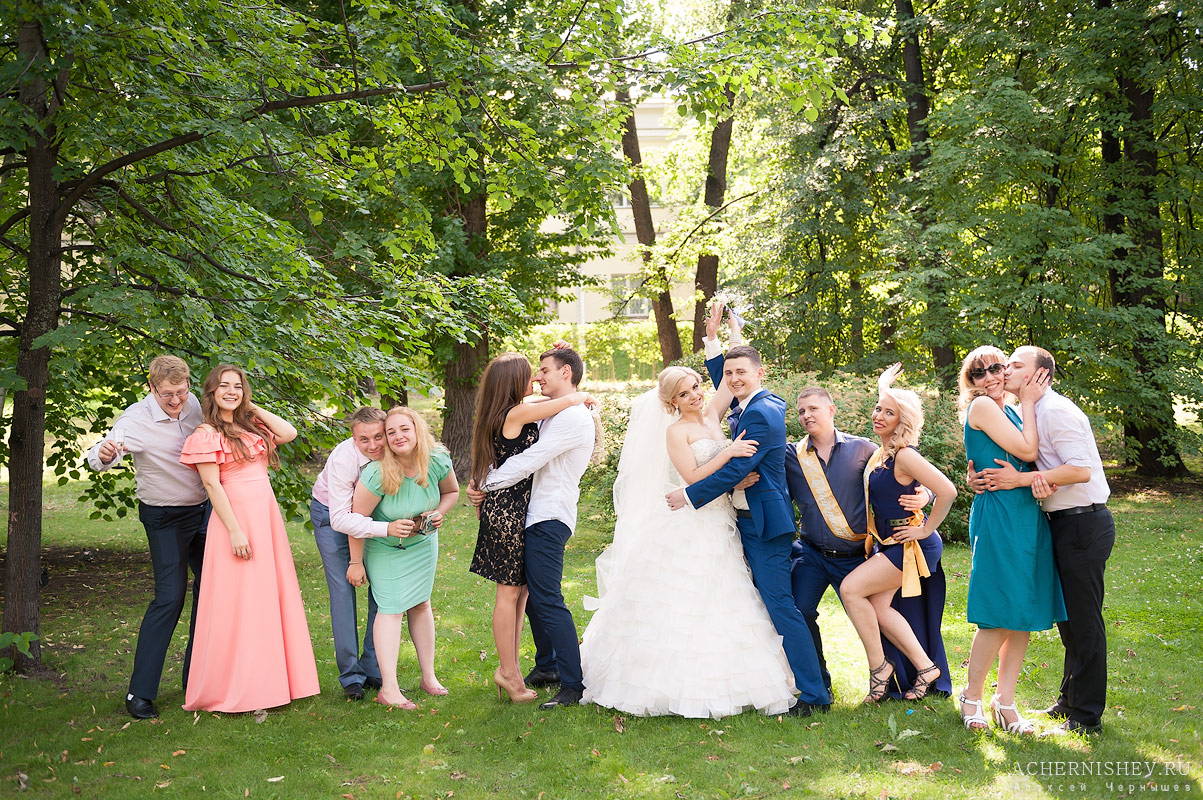 Веселое свадебное фото с гостями в Нескучном саду