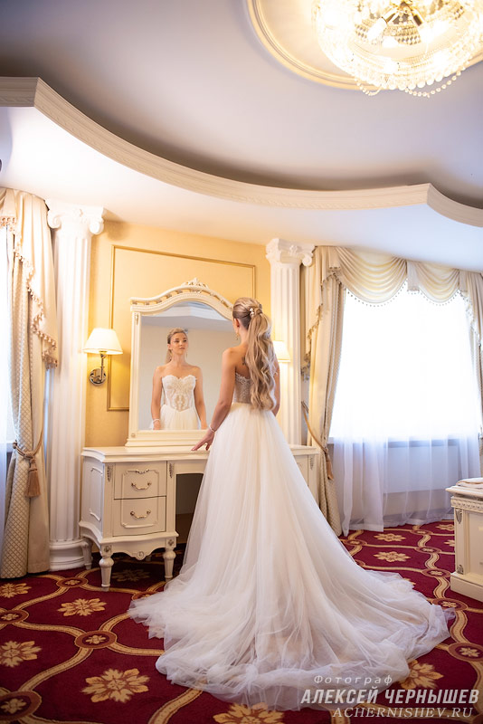 Свадебная фотосессия в гостинице Альфа Измайлово - фото невесты