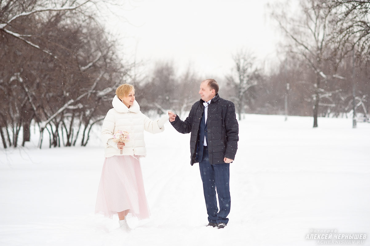 Свадебная фотосессия зимой в Коломенском — фото прогулка за ручку