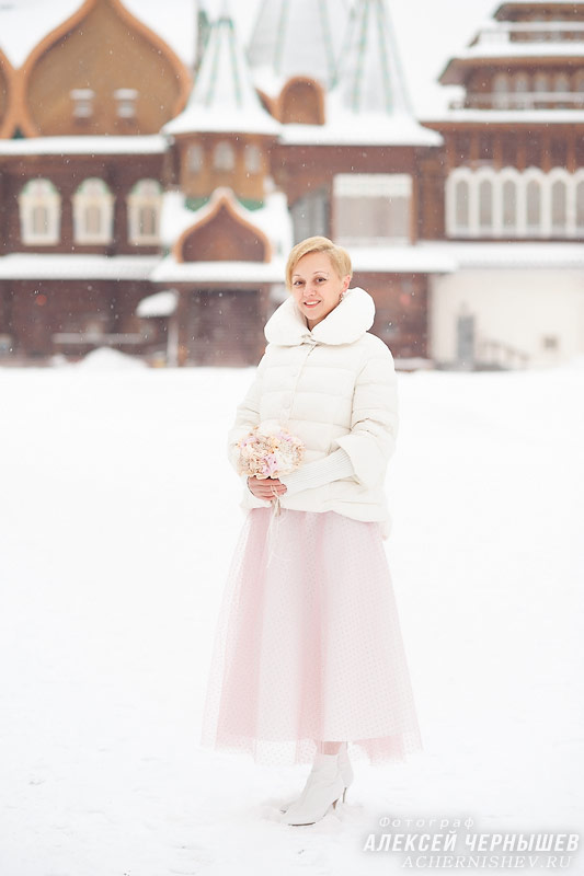Свадебная фотосессия зимой в Коломенском — фото невесты на фоне дворца царя