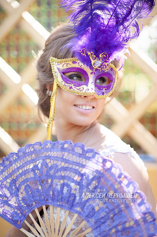 Невеста в карнавальной маске