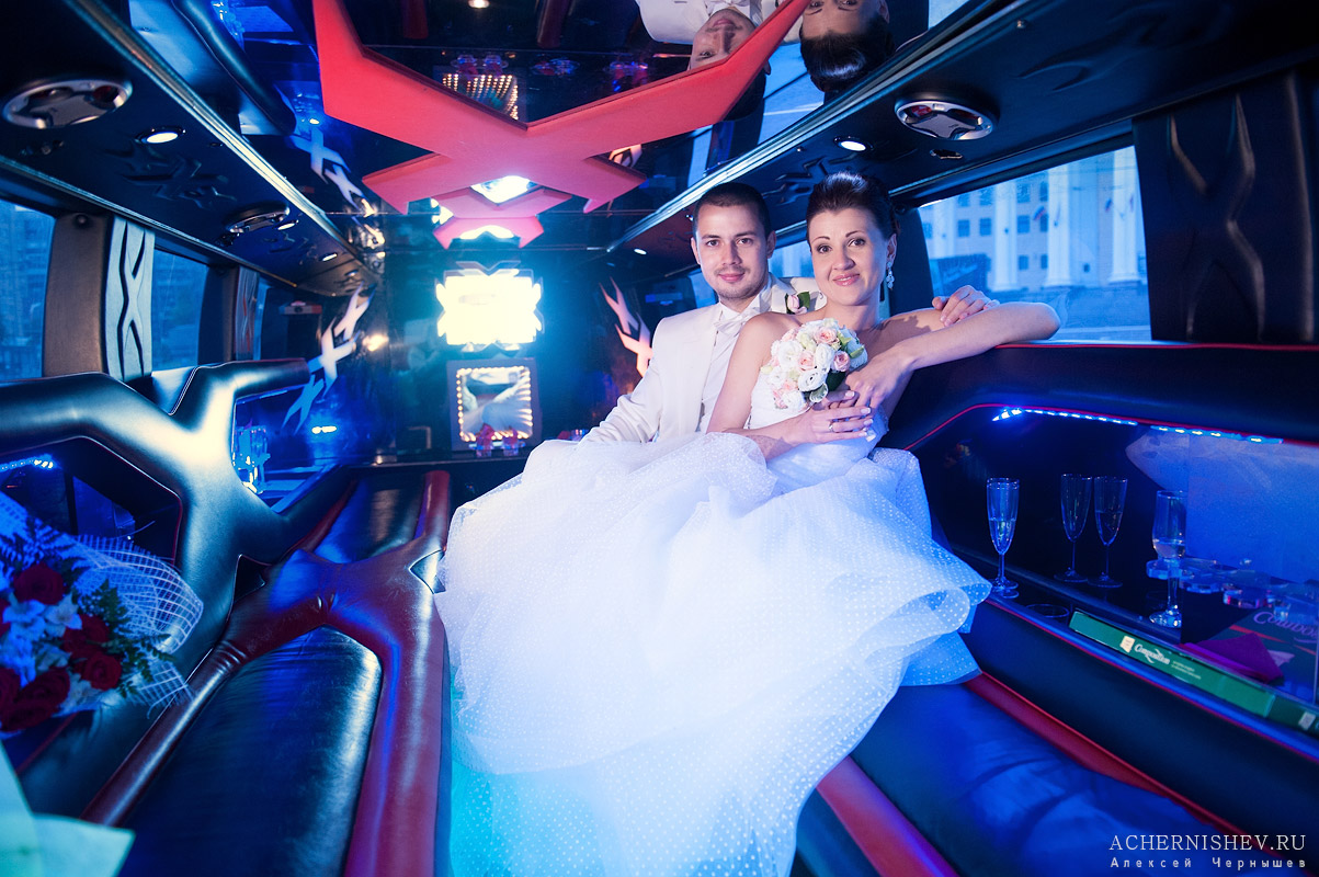 жених и невеста в лимузине