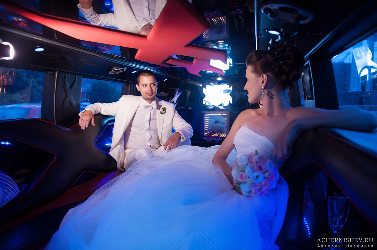 красочные свадебные фотографии в лимузине