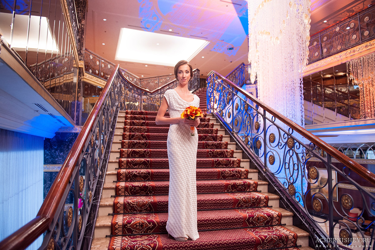 невеста на лестнице