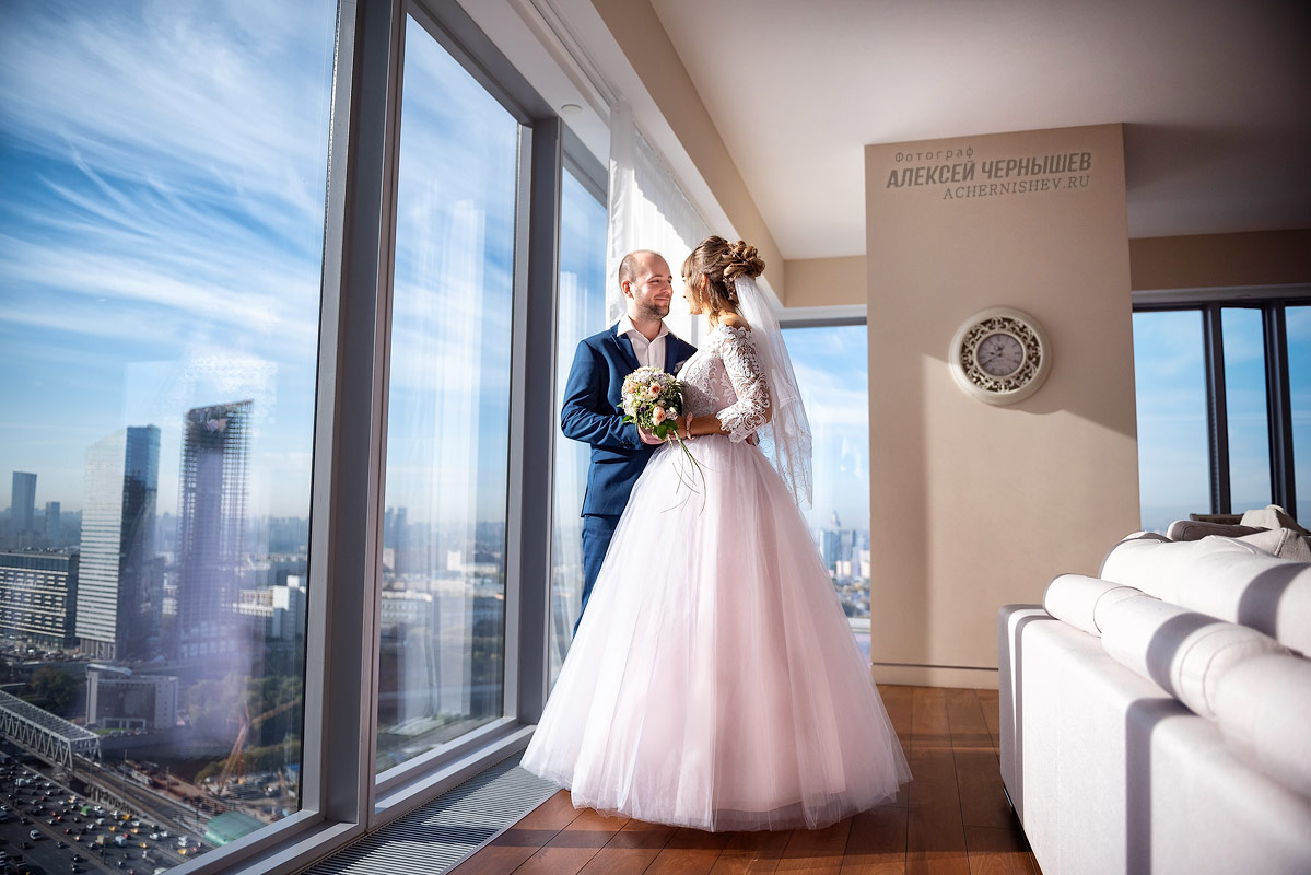Свадебная фотосессия в апартаментах Москва-Сити