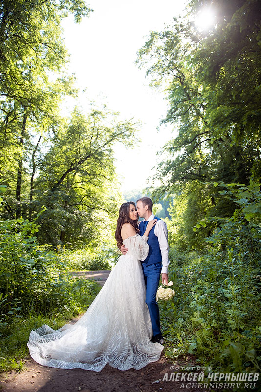 Свадебная фотосессия в Царицыно - фото с дополнительным светом