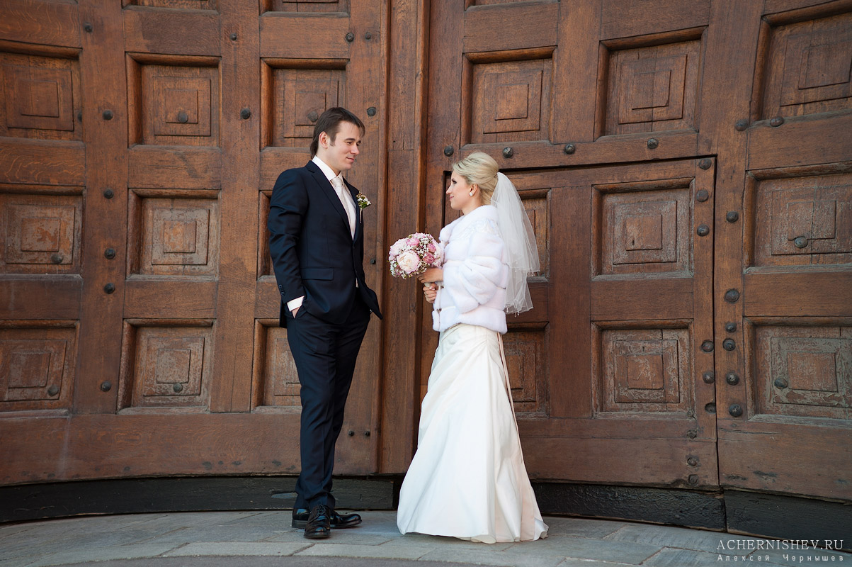 жених и невеста у двери Кремля