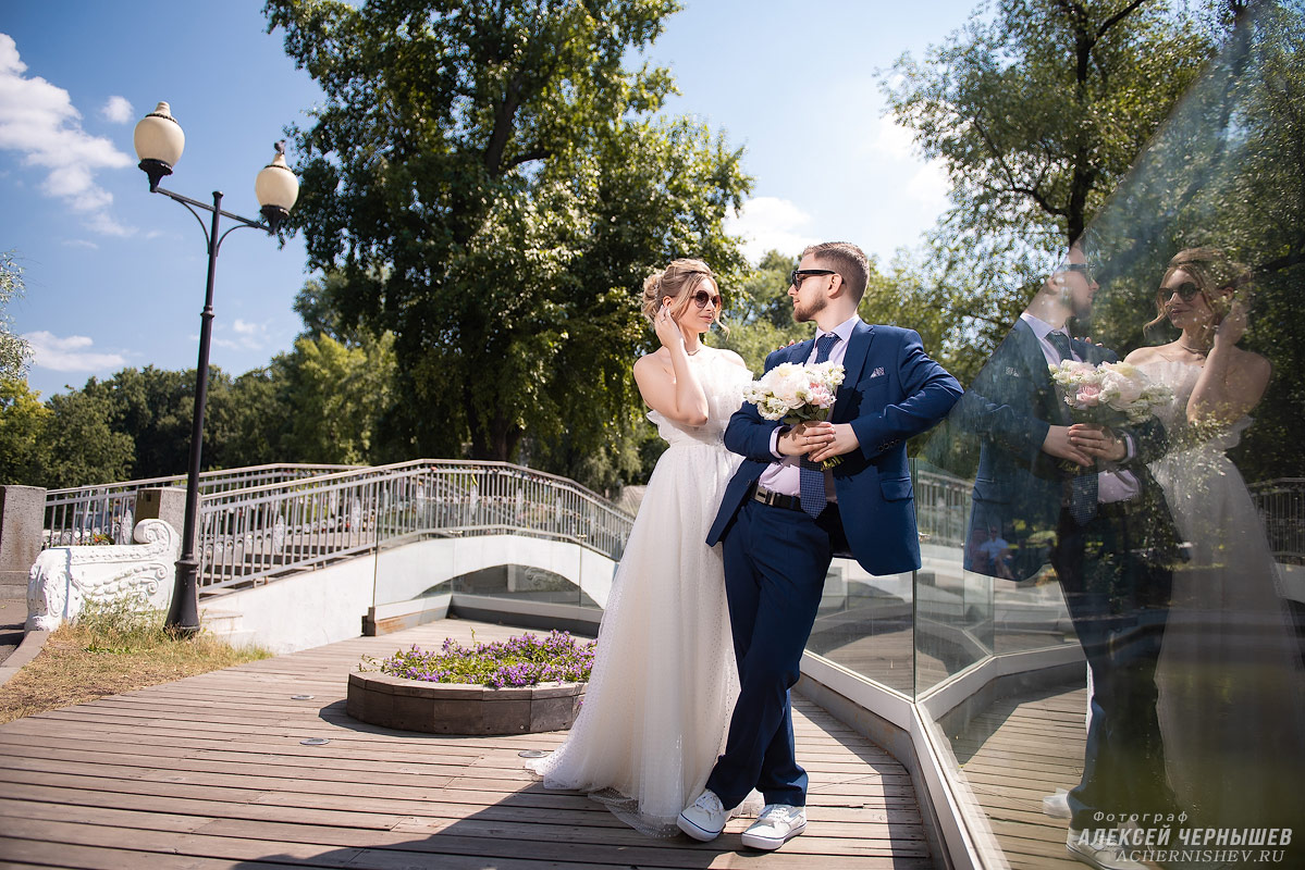 Свадебная фотосессия в Нескучном саду — фото на фоне мостика