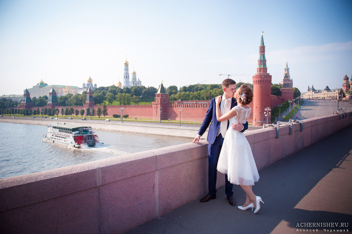 молодожены с видом на Кремль