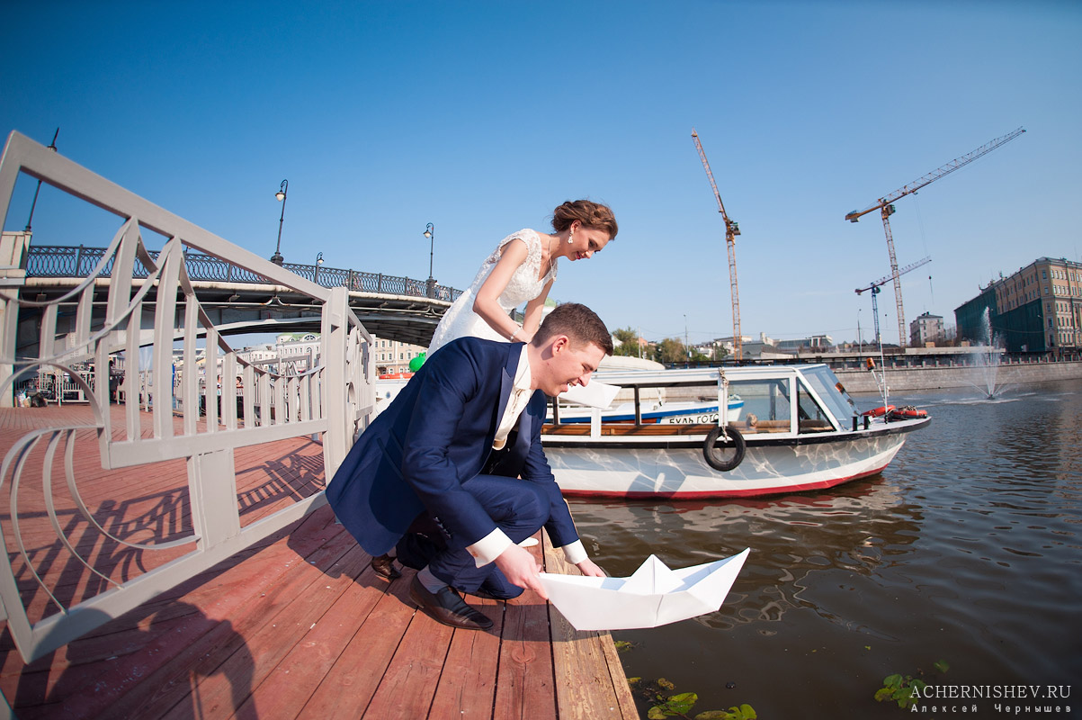 жених и невеста с бумажными корабликами