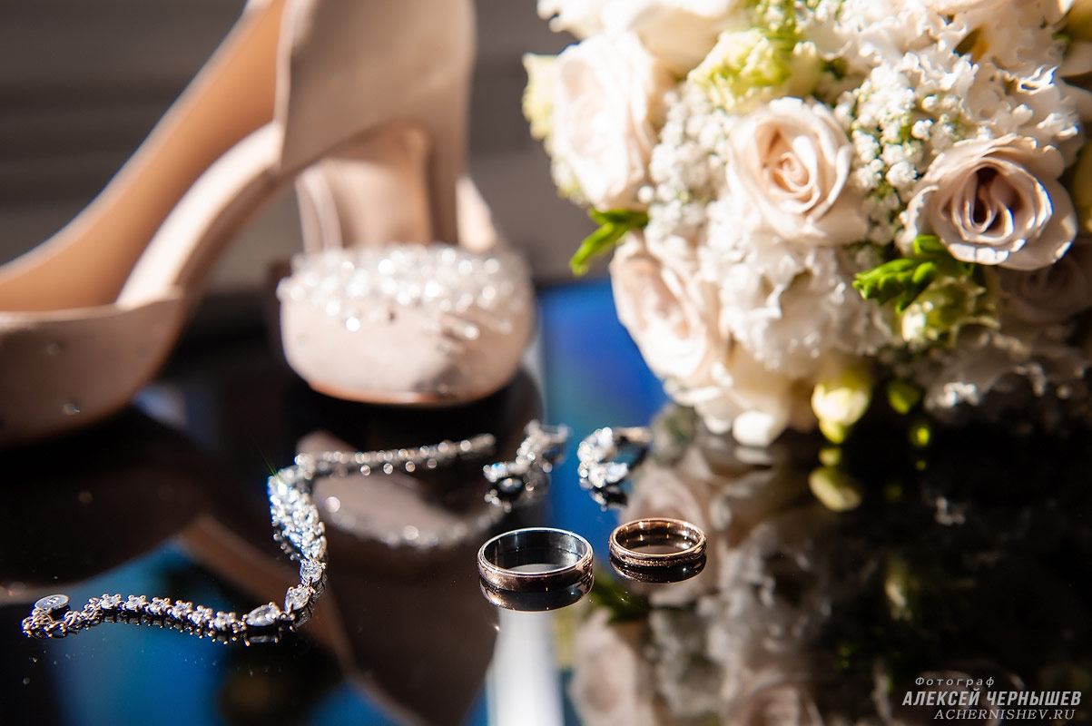 кольца с букетом невесты и туфлями фото