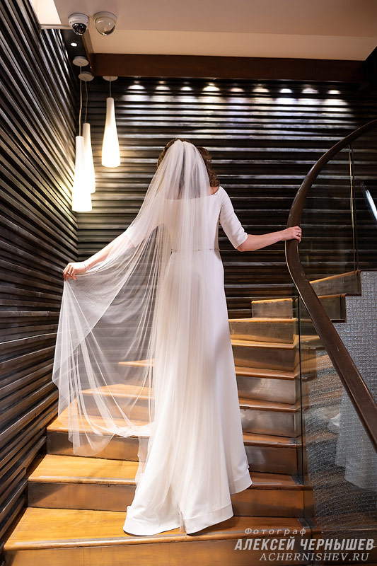 Свадьба в Свиссотель Красные Холмы — фото невесты на лестнице
