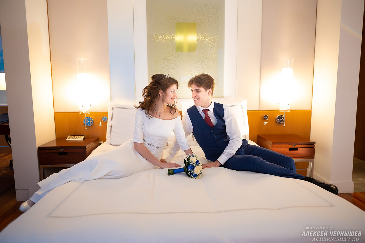 Свадьба в Свиссотель Красные Холмы — фото молодожены на кровати