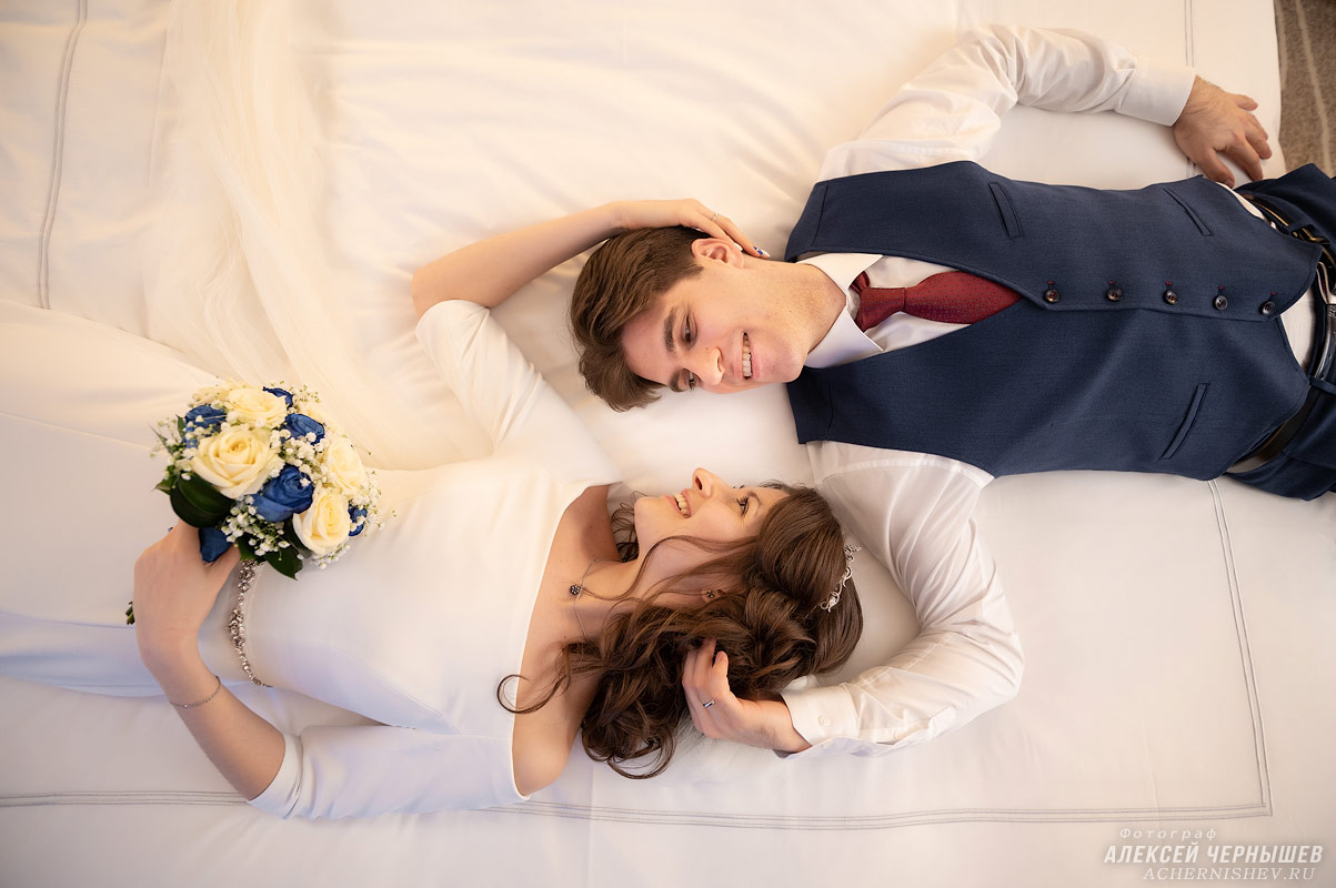Свадьба в Свиссотель Красные Холмы — фото жених и невеста в номере отеля