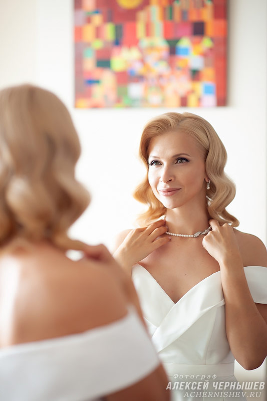 Невеста смотрится в зеркало