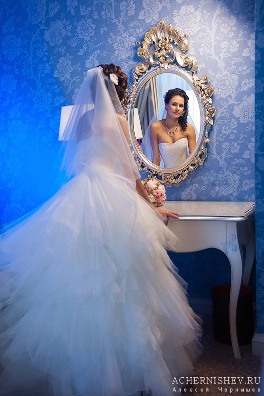 невеста у зеркала