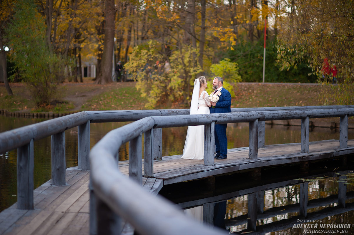 Жених и невеста в Воронцовском парке фото на деревянной дорожке
