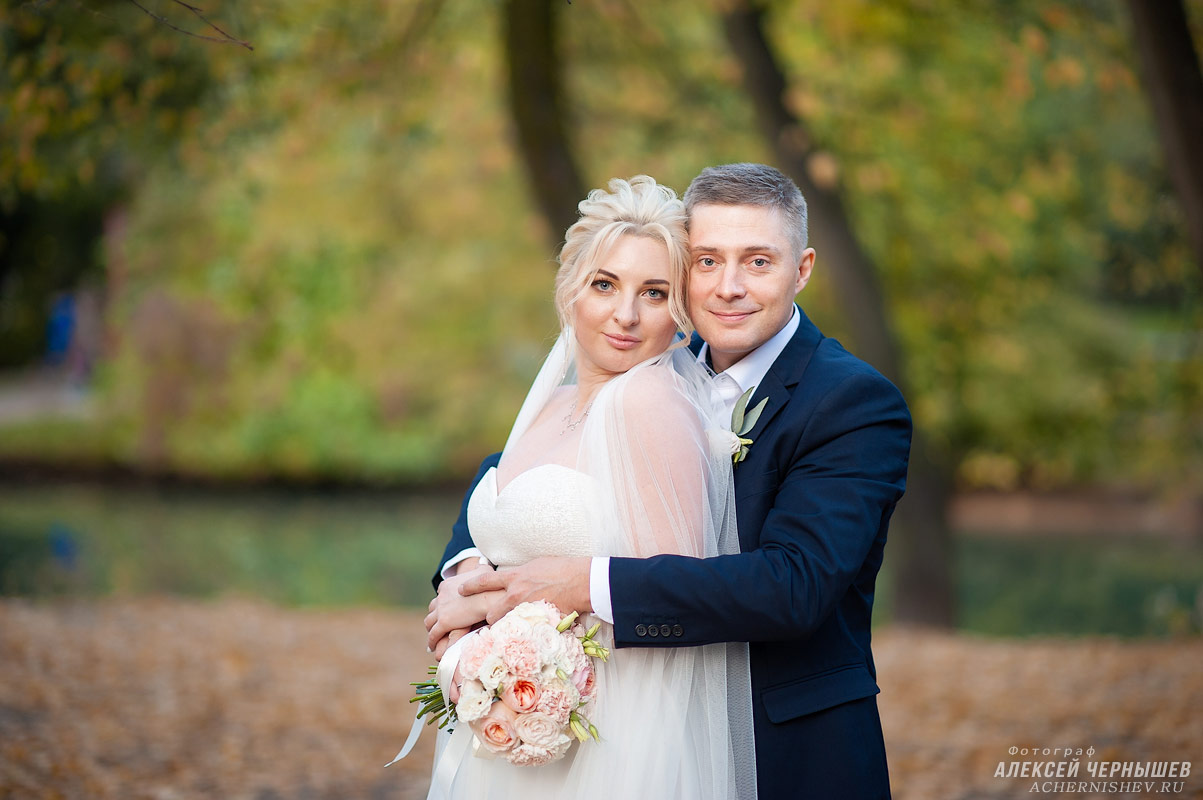 Свадебная фотосессия в Воронцовском парке — фото жених обнимает невесту