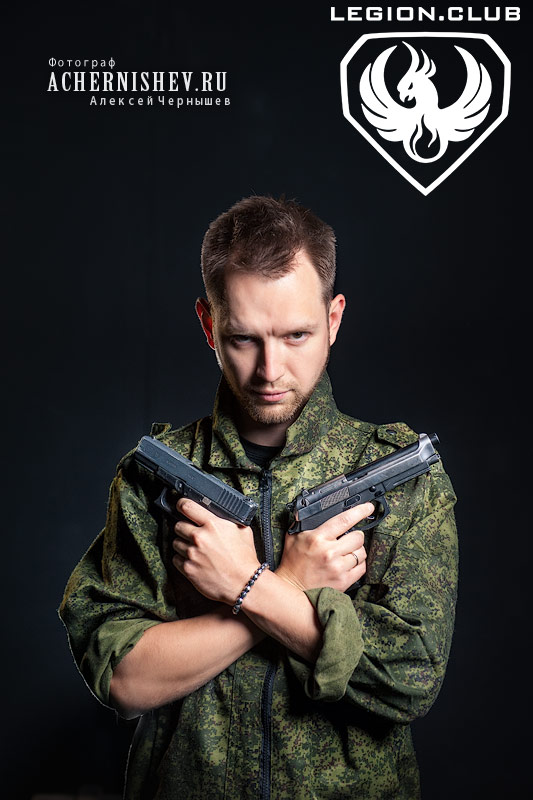 Портрет мужчины с двумя пистолетами