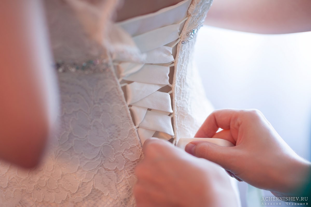 шнуровка платья невесты