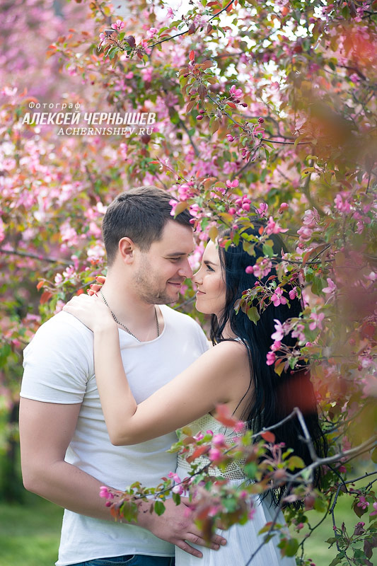влюбленная пара в цветущему саду