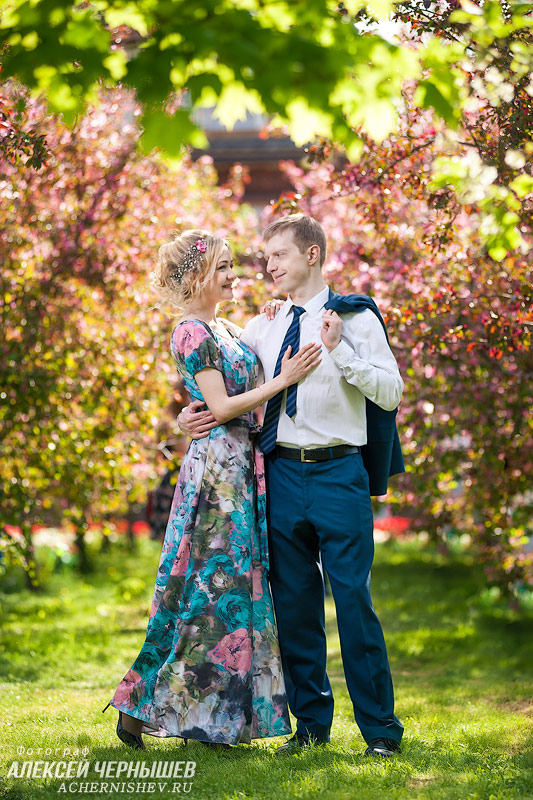 фотосессия в цветущем весеннем парке