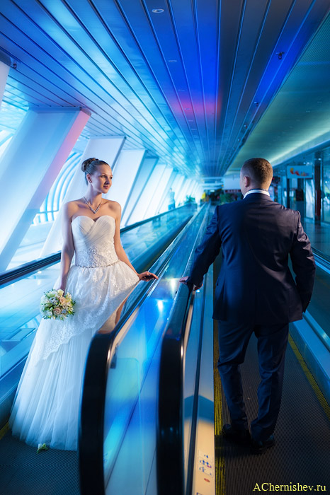 Жених и невеста на эскалаторе моста Багратион