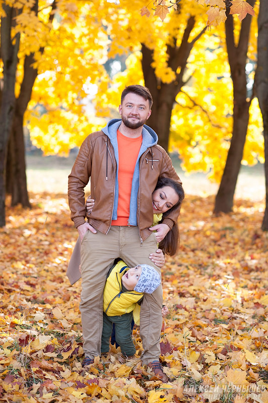 семейная фотосессия в парке осенью