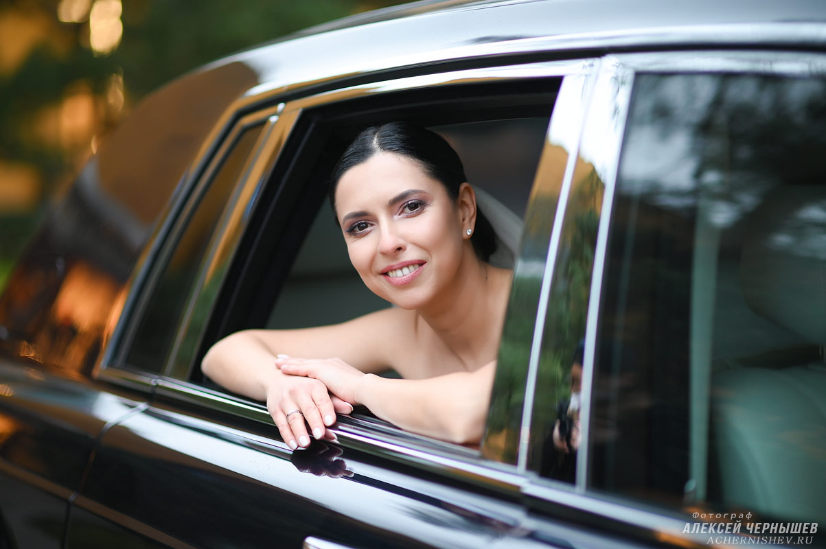 Фото невеста выглядывает из окна машины