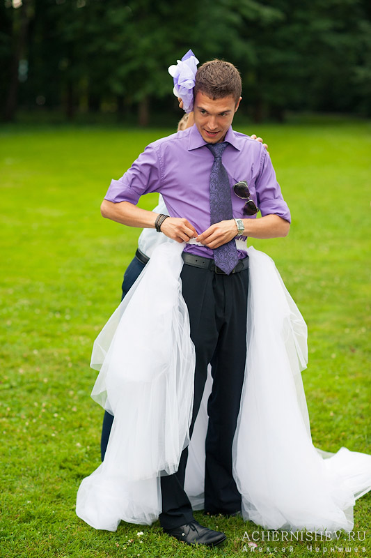 гость одевает юбку невесты