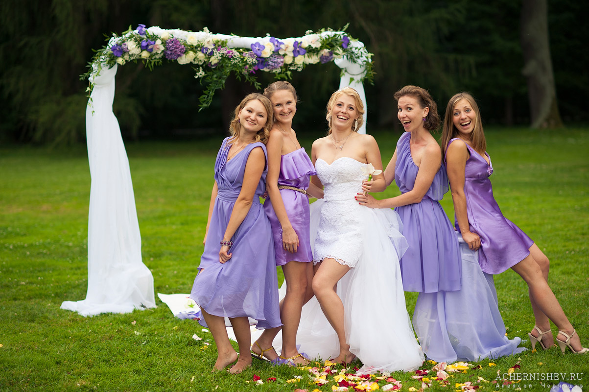 Красивое свадьбу подруге. Платье подружки невесты. Фотосессия с подружками невесты. Цвет платьев подружек невесты. Свадьба в сиреневых тонах.