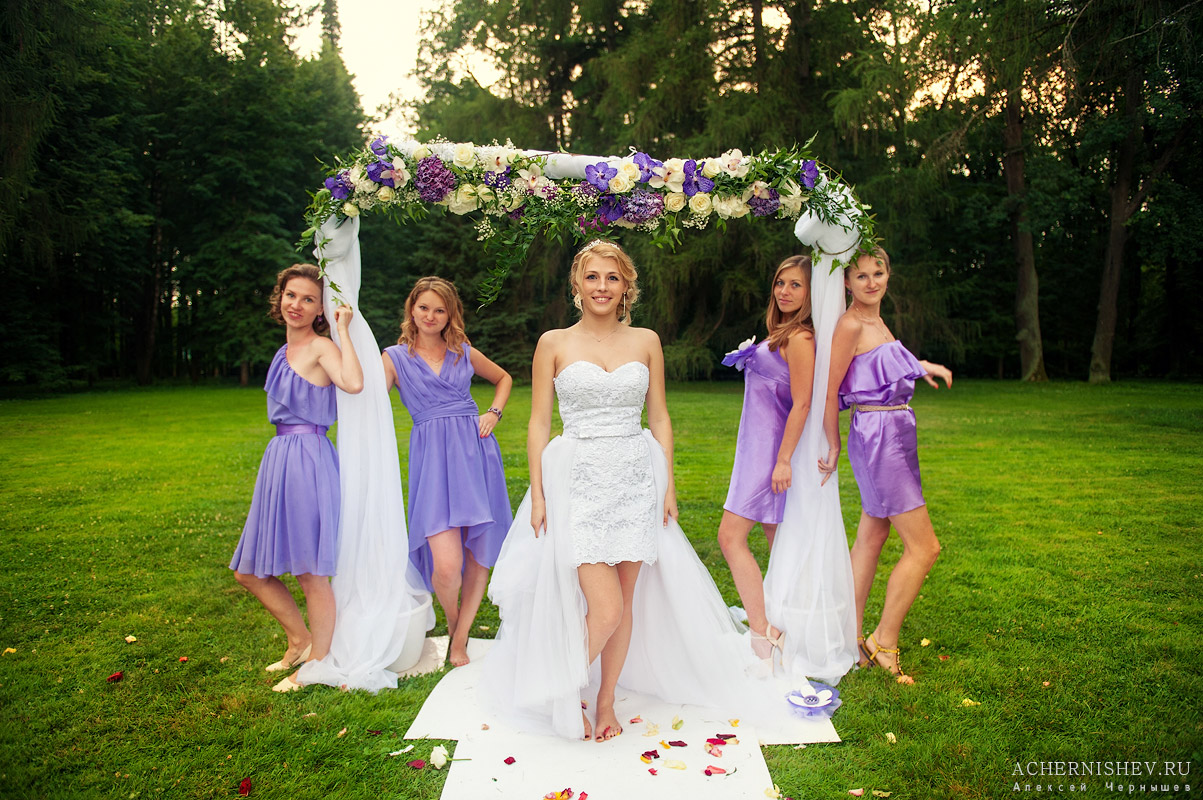 невеста с подружками у арки
