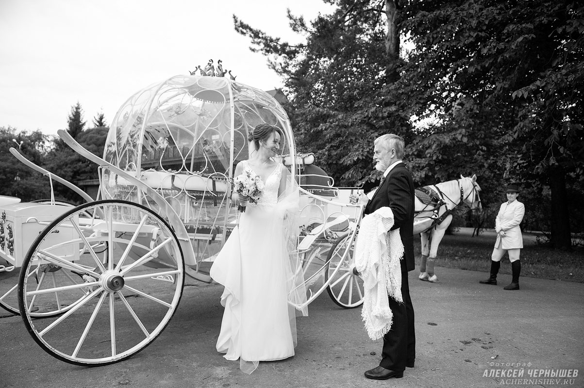 отец провожает невесту на карете