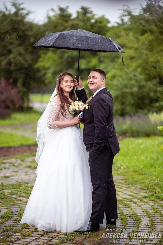 Жених и невеста под зонтом