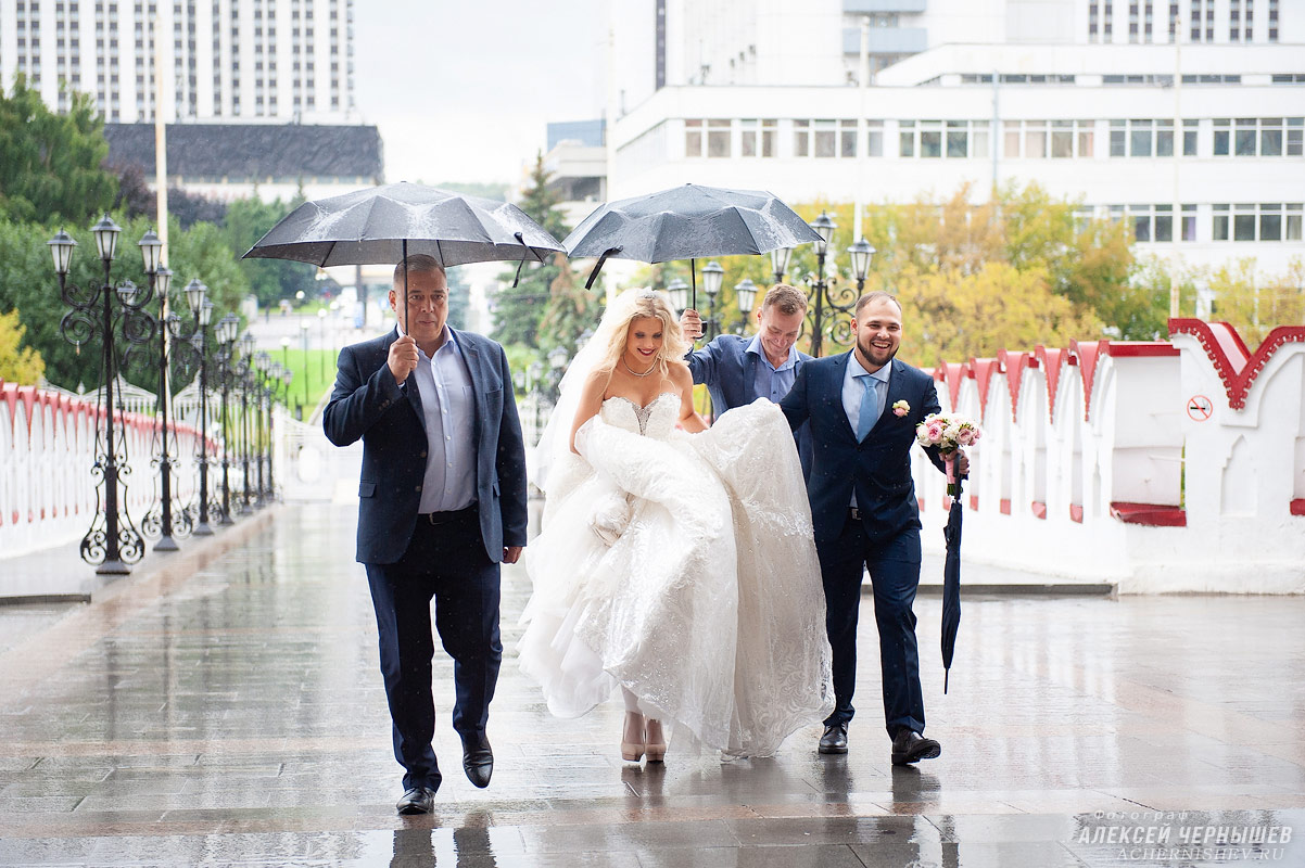 фото свадьба под дождем