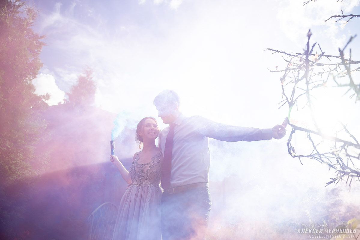 Свадебная фотосессия с цветным дымом — фото