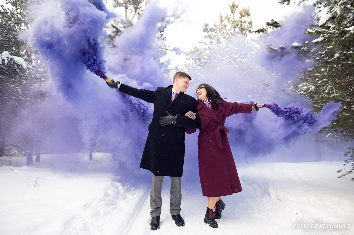 Свадебная фотосессия с цветным дымом зимой — фото
