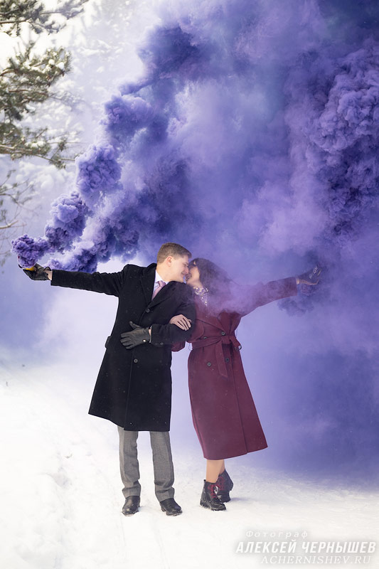 Свадебная фотосессия с сереневым дымом зимой — фото
