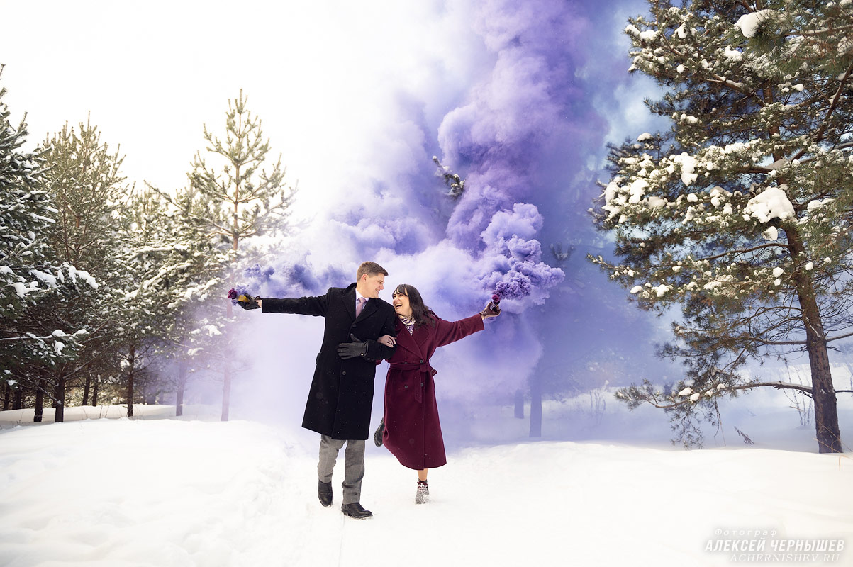 Свадебная фотосессия с цветным дымом зимой — фото в Серебряном бору