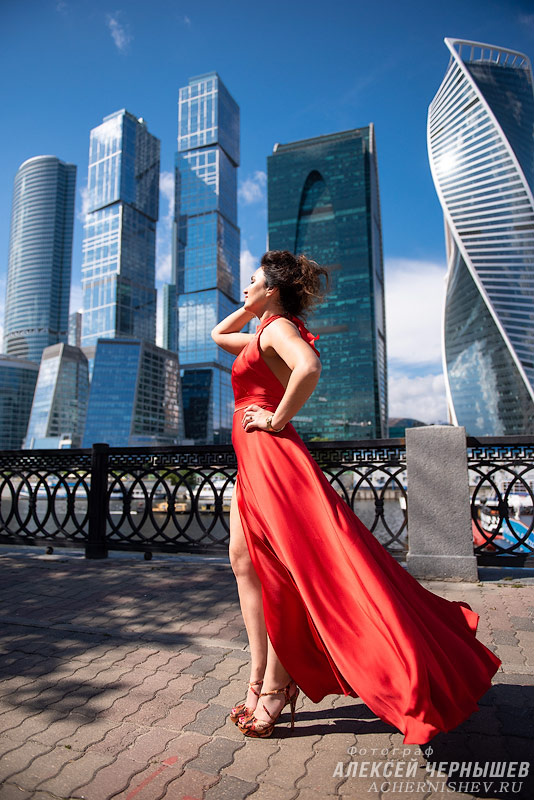 Дувешка в красном платье со шлейфом - фото с видом на Москва-Сити